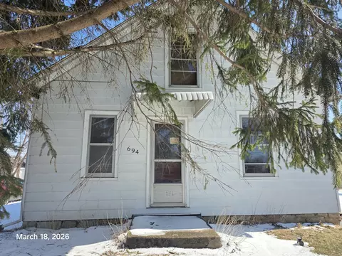 694 Montgomery Ave, East Dubuque, IL 61025