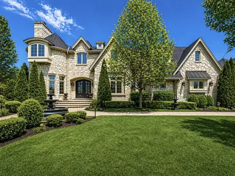 8611 Crest Ct, Burr Ridge, IL 60527