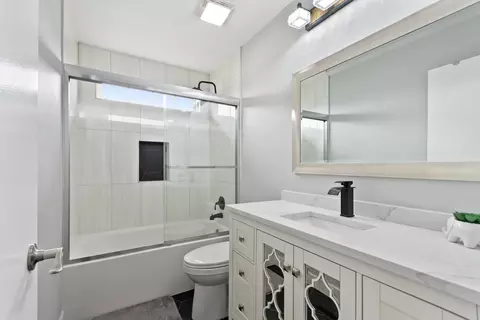 Bath - 23025 Benet Ln, Plainfield, IL 60586 photo 1 of 2