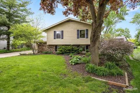 712 Westfield Dr, Saint Charles, IL 60174