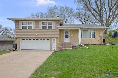 2741 Kelling St, Davenport, IA 52804