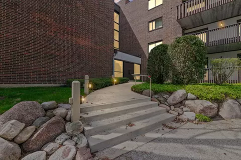 690 Chandler Rd #205, Gurnee, IL 60031