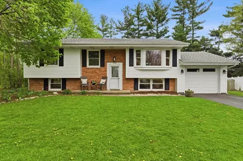 836 Longmeadow Dr, Geneva, IL 60134