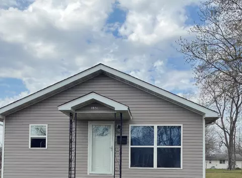 1328 Dean St, Centralia, IL 62801