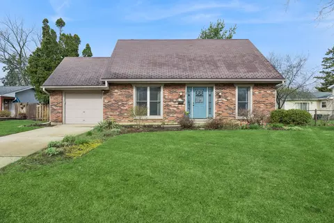 938 Canterbury Dr, Crystal Lake, IL 60014