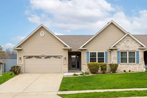 800 Hartz Ct #800, Le Claire, IA 52753