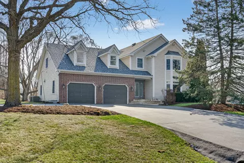 2970 Kingston Dr, Island Lake, IL 60042