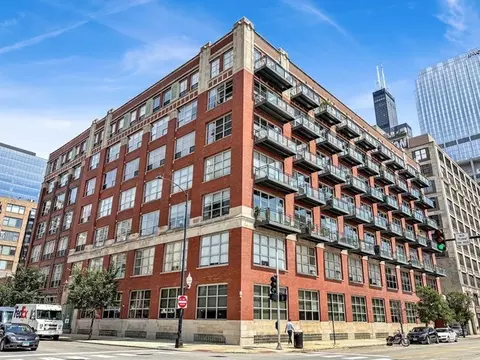 333 S Desplaines St #302, Chicago, IL 60661