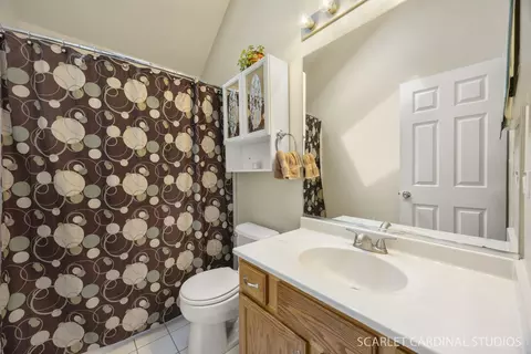 Bath - 741 Cooper Ct E, Aurora, IL 60504 photo 2 of 3
