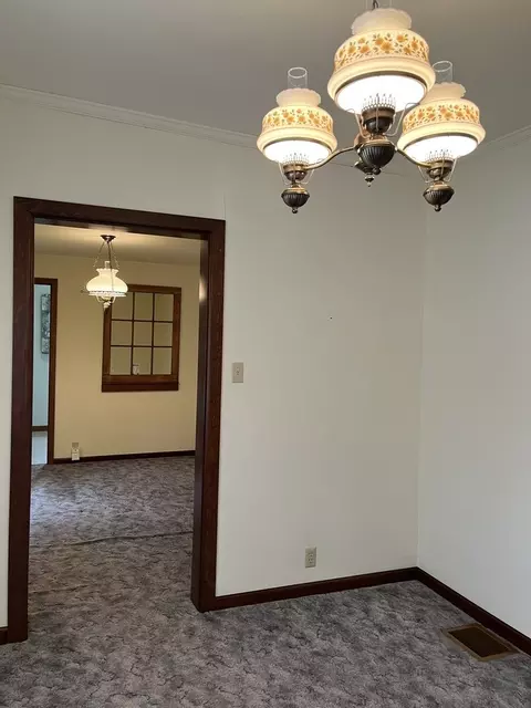 Dining - 1001 Glendale St, Benton, IL 62812 photo 4 of 4