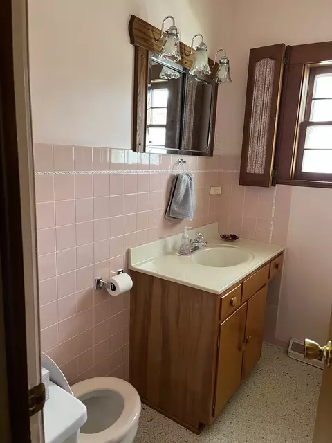 Bath - 1001 Glendale St, Benton, IL 62812 photo 7 of 10