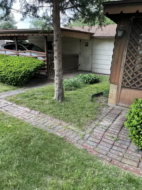 Exterior - 1001 Glendale St, Benton, IL 62812 photo 7 of 13
