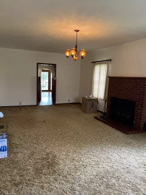 Living - 1001 Glendale St, Benton, IL 62812 photo 5 of 6
