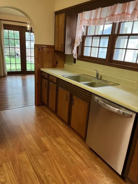 Kitchen - 1001 Glendale St, Benton, IL 62812 photo 6 of 7