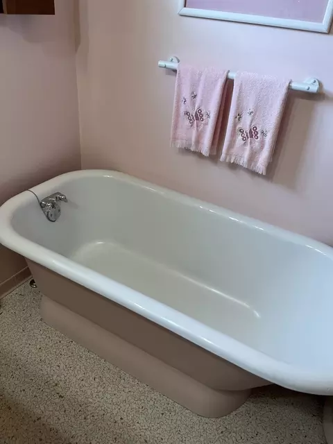 Bath - 1001 Glendale St, Benton, IL 62812 photo 6 of 10
