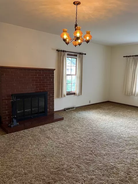 Living - 1001 Glendale St, Benton, IL 62812 photo 2 of 6