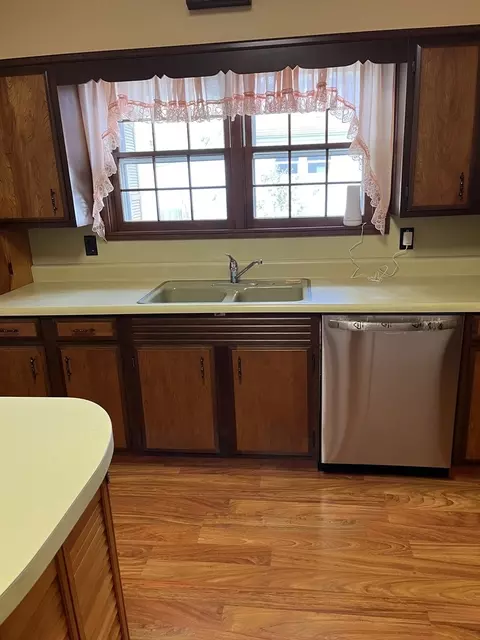 Kitchen - 1001 Glendale St, Benton, IL 62812 photo 1 of 7