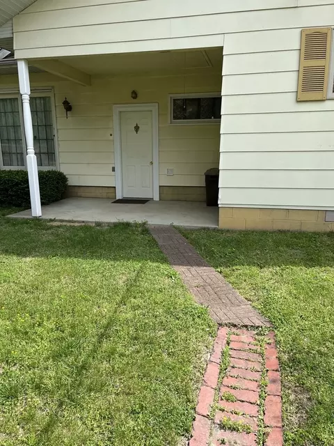 Exterior - 1001 Glendale St, Benton, IL 62812 photo 3 of 13