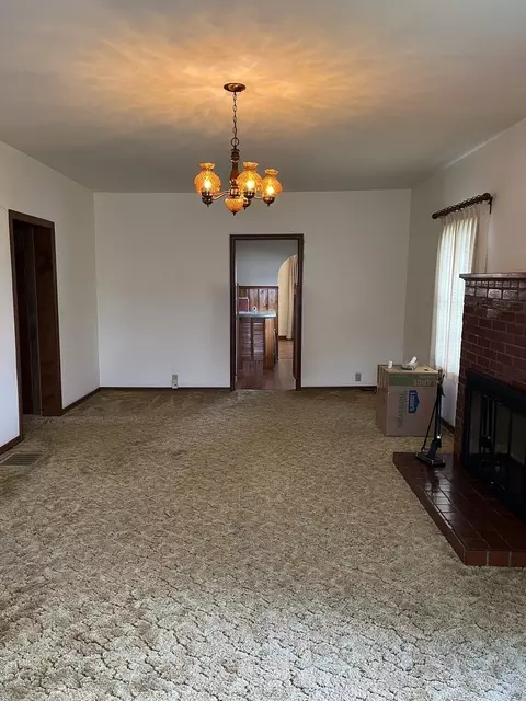 Living - 1001 Glendale St, Benton, IL 62812 photo 1 of 6