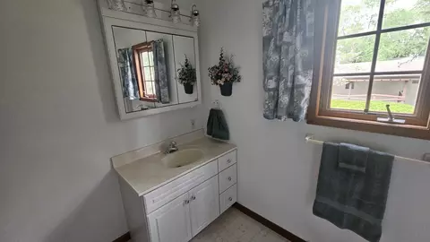 Bath - 1001 Glendale St, Benton, IL 62812 photo 9 of 10