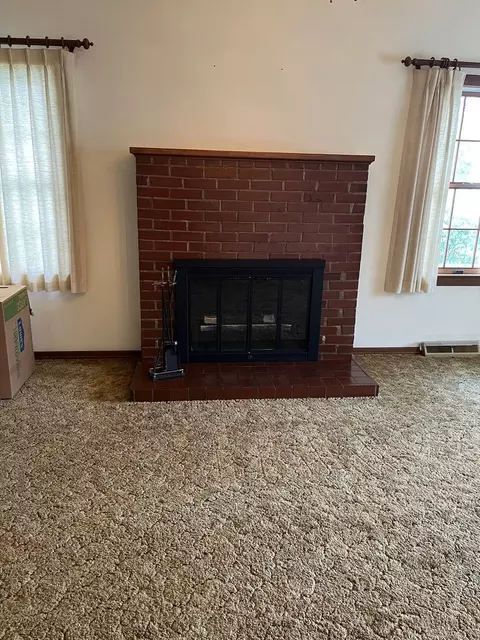 Living - 1001 Glendale St, Benton, IL 62812 photo 3 of 6