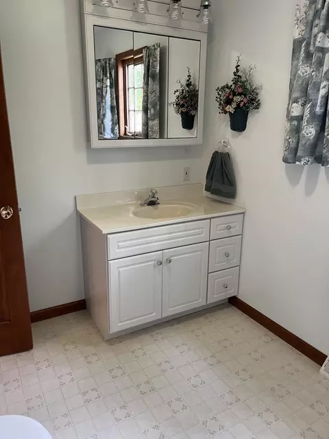 Bath - 1001 Glendale St, Benton, IL 62812 photo 1 of 10