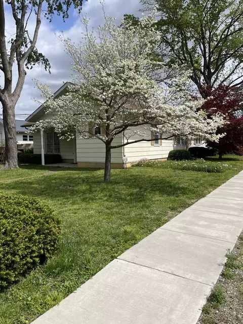 Exterior - 1001 Glendale St, Benton, IL 62812 photo 5 of 13