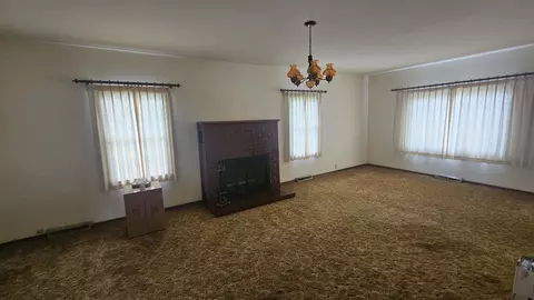 Living - 1001 Glendale St, Benton, IL 62812 photo 6 of 6