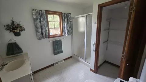 Bath - 1001 Glendale St, Benton, IL 62812 photo 10 of 10