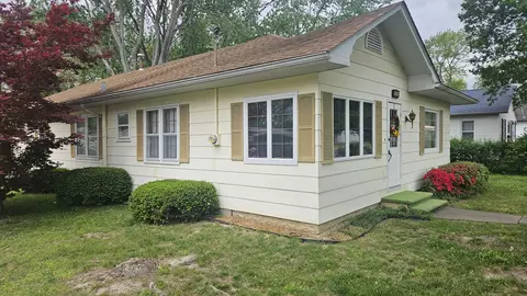 Exterior - 1001 Glendale St, Benton, IL 62812 photo 12 of 13