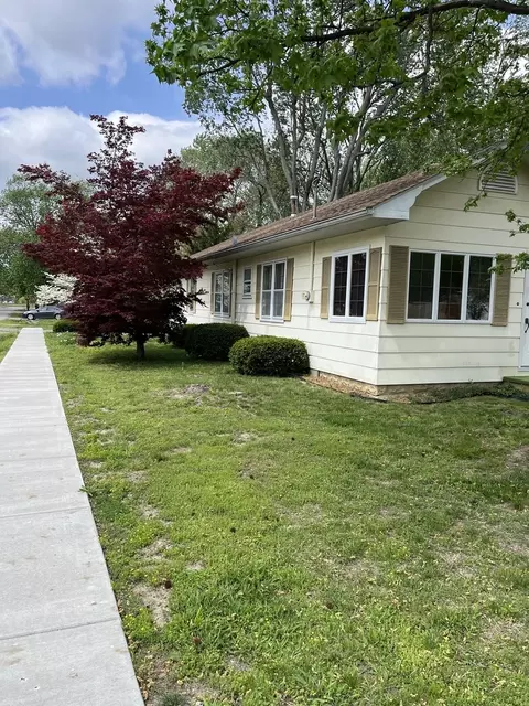 Exterior - 1001 Glendale St, Benton, IL 62812 photo 2 of 13