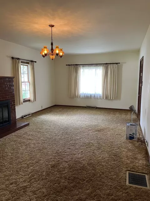 Living - 1001 Glendale St, Benton, IL 62812 photo 4 of 6