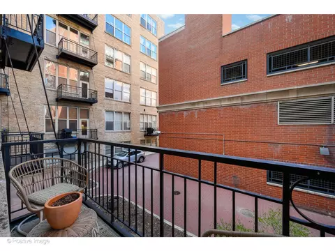 Exterior - 1500 W Monroe St #215, Chicago, IL 60607 photo 1 of 1