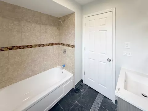Bath - 11361 S Racine Ave, Chicago, IL 60643 photo 2 of 4
