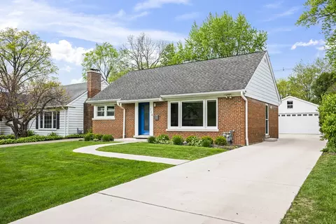 724 S Vail Ave, Arlington Heights, IL 60004