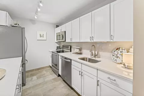 Kitchen - 222 E Pearson St #1706, Chicago, IL 60611 photo 3 of 5