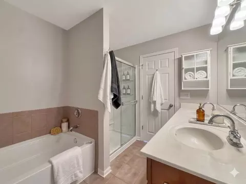 Bath - 3381 Cameron Dr, Elgin, IL 60124 photo 2 of 4