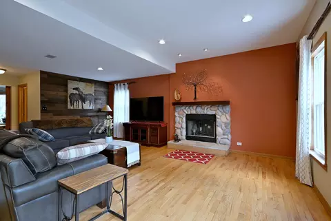 Living - 1495 E Algonquin Rd, Des Plaines, IL 60016 photo 4 of 8