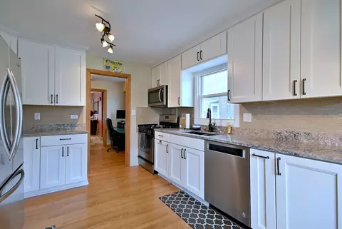 Kitchen - 1495 E Algonquin Rd, Des Plaines, IL 60016 photo 2 of 4
