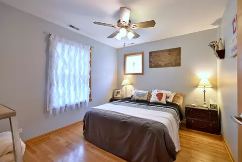 Bedroom - 1495 E Algonquin Rd, Des Plaines, IL 60016 photo 1 of 5