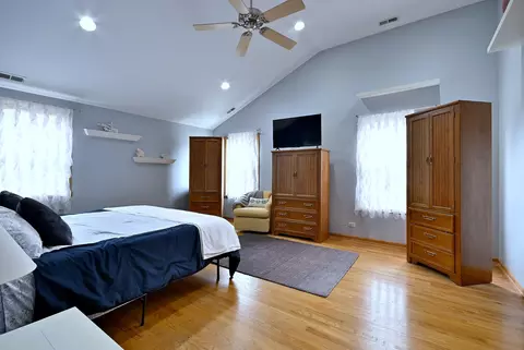 Bedroom - 1495 E Algonquin Rd, Des Plaines, IL 60016 photo 5 of 5