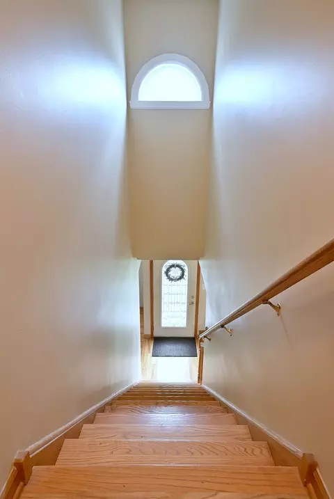 Entry Way - 1495 E Algonquin Rd, Des Plaines, IL 60016 photo 1 of 2