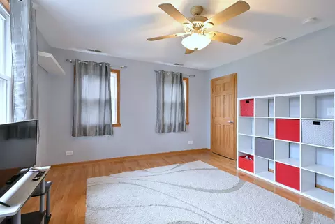 Bedroom - 1495 E Algonquin Rd, Des Plaines, IL 60016 photo 3 of 5