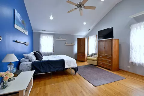 Bedroom - 1495 E Algonquin Rd, Des Plaines, IL 60016 photo 4 of 5