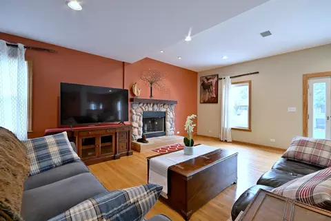 Living - 1495 E Algonquin Rd, Des Plaines, IL 60016 photo 2 of 8