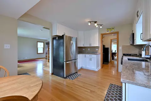 Kitchen - 1495 E Algonquin Rd, Des Plaines, IL 60016 photo 3 of 4