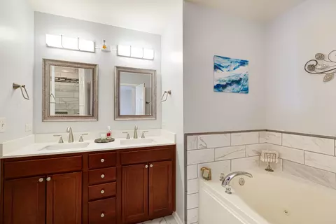 Bath - 674 Lambert Ln, Bartlett, IL 60103 photo 3 of 4