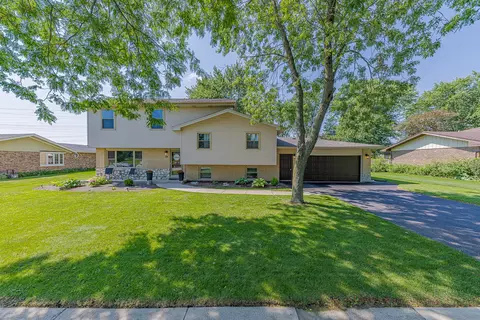 220 Pfaff Dr, Frankfort, IL 60423