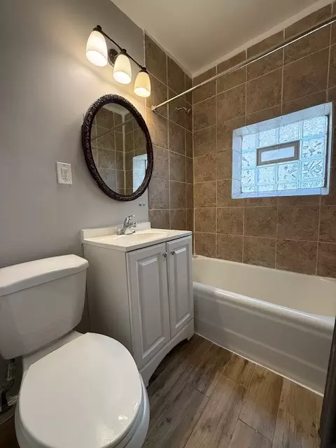 Bath - 1504 Pitner Ave, Evanston, IL 60201 photo 1 of 2