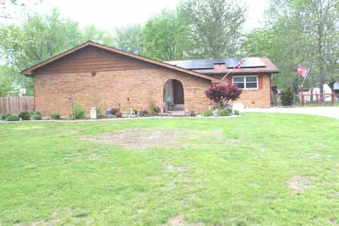 210 Circle Dr, Salem, IL 62881